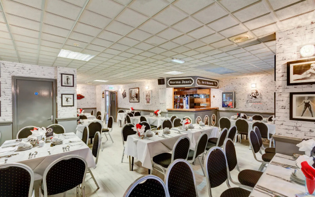 The Sandringham Court Hotel and Apartment