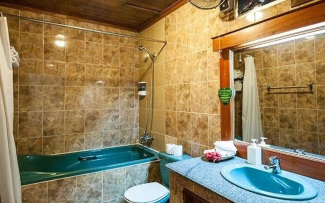 Red Hibiscus Hotel