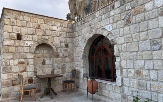 Under Cave Hotel