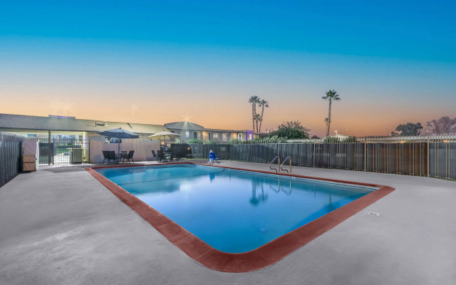 Studio 6 Suites Madera, California - Yosemite