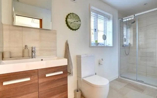 Serene Holiday Home in Linton With Private Swimming Pool