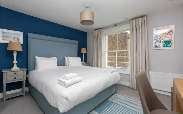 Spacious 3 Bedroom in Notting Hill With Balcony