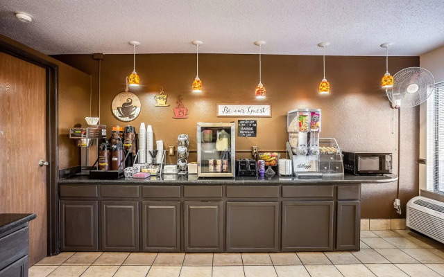 Super 8 by Wyndham Galesburg