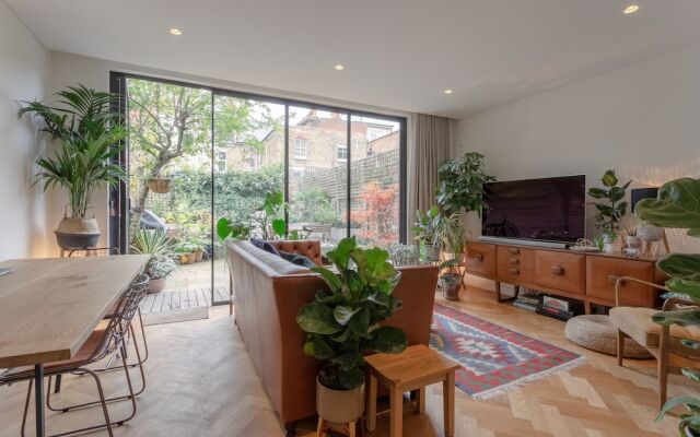 Modern 2 Bedroom Garden Apartment in West Hampstead