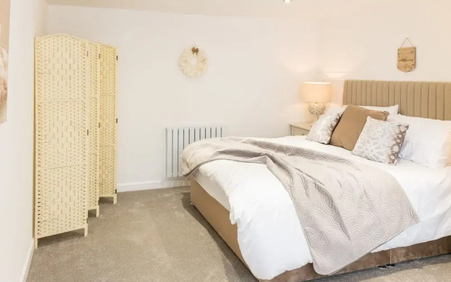 Host Stay Eccles Hideaway
