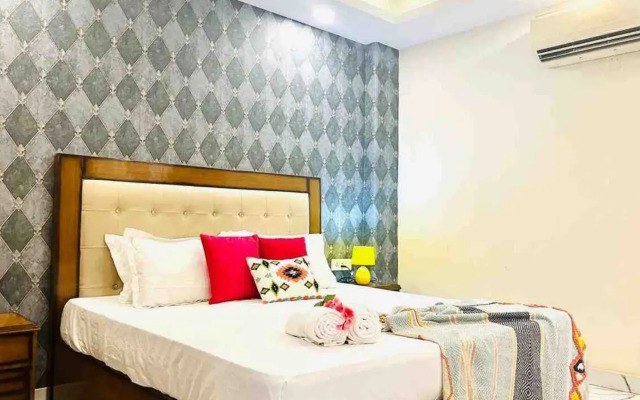 Bluo 2Bhk Patparganj- Balcony, Parking , Lift