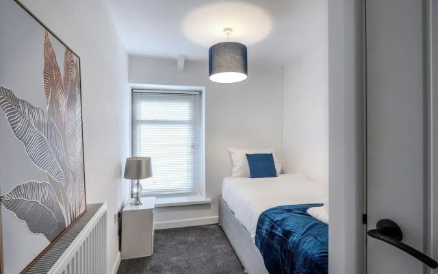 Stadium View 5-bed Retreat + Parking