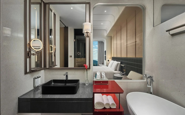 HUALUXE Shenzhen Bao'an by IHG