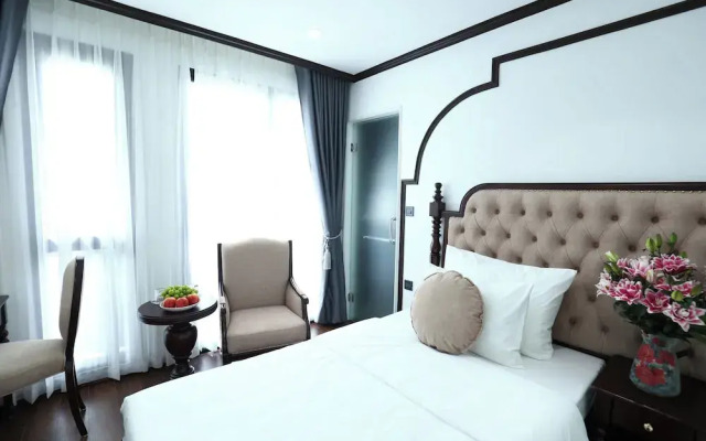 Royal Hotel Me Tri Ha