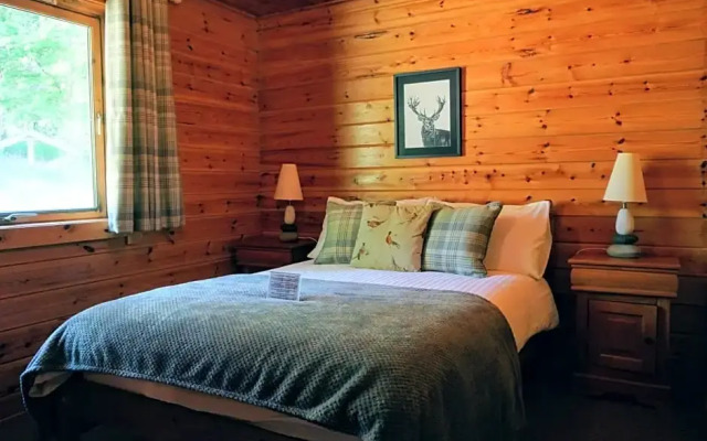 Cosy Rowan woodland lodge no1