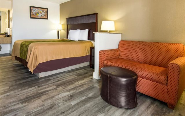 Econo Lodge Inn & Suites Macon