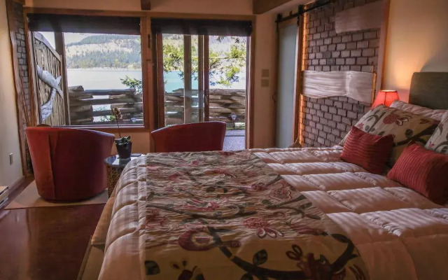 Salmonberry Inn