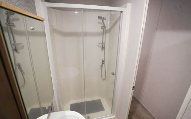 Inviting 3-bed Lodge in Preston hot tub