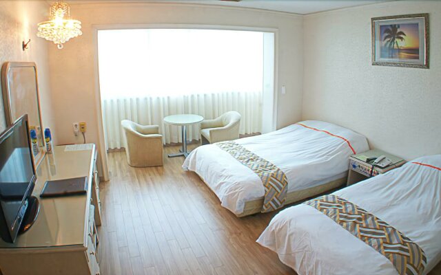 Jeju Honeycrown Hotel
