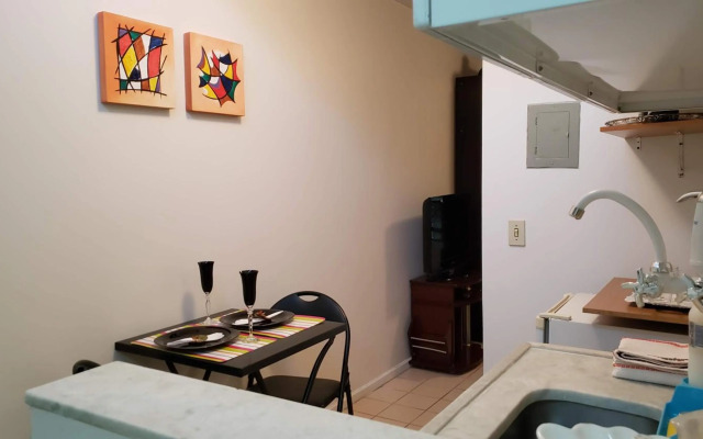 Descanse na rede da varanda sob as árvores.