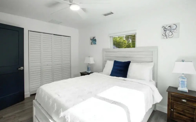 Naples Escape w/ Furnished Patio & Private Pool!