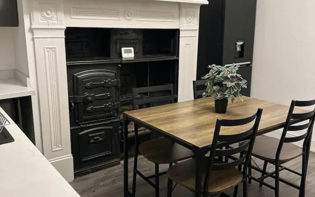 5-bed Apartment in Altrincham Near Airport