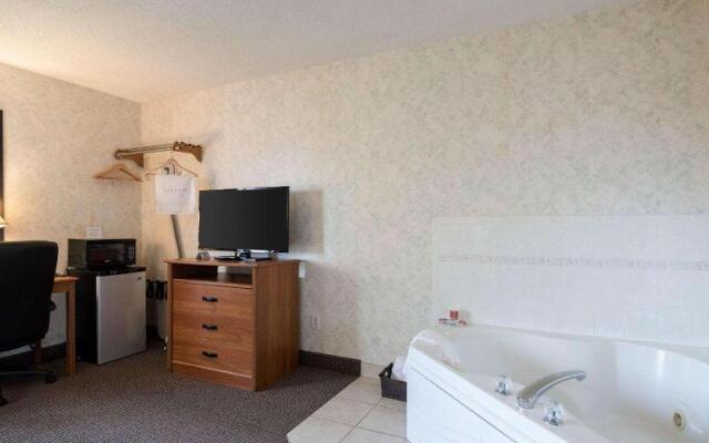 Econo Lodge Inn & Suites Farmington