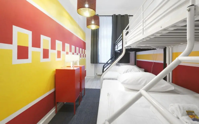 Sweet Central Tiny Apartment for 4 People