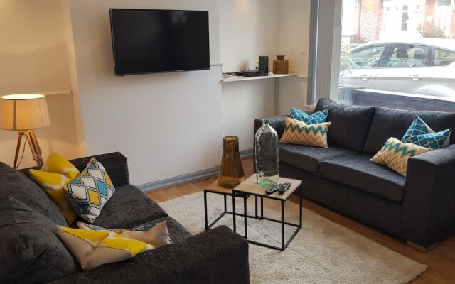 Ideal Home away in Smithalls, Bolton