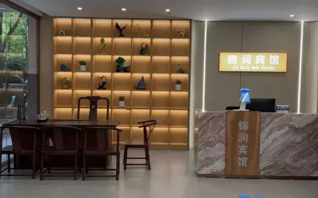Longling Jinrun Hotel