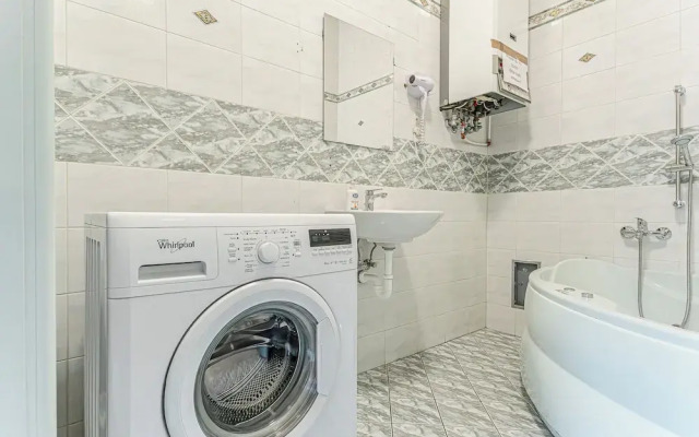 2BR Apartment Steps From AKH Center