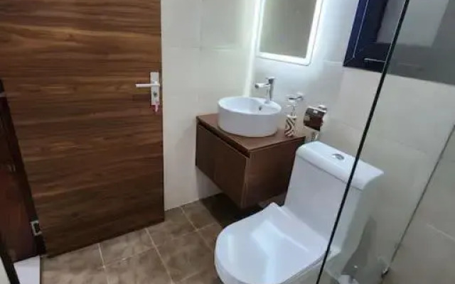 Modern 2-bedroom unit with pool and beach access
