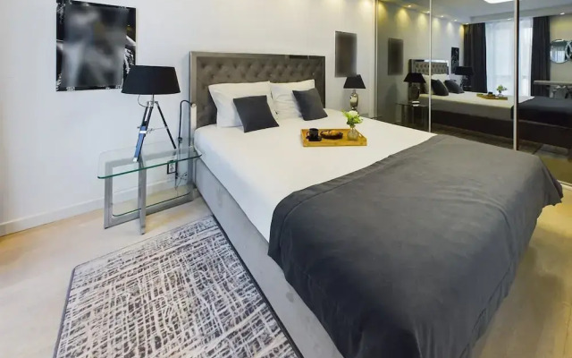 Apartment With Parking by Renters