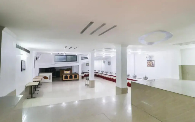 OYO Townhouse 447 Hotel Teg Royal