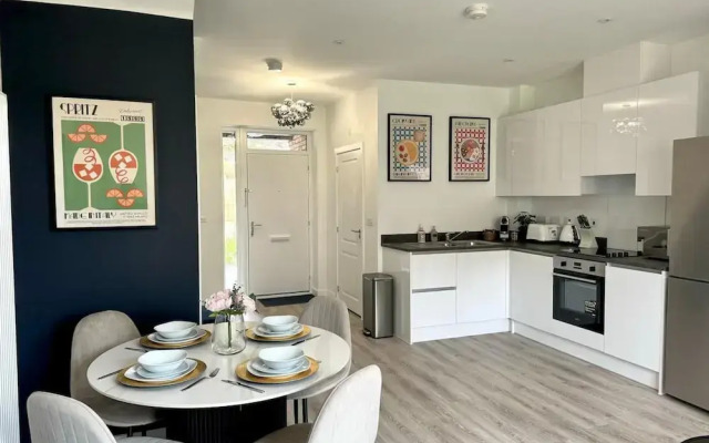 Apricot House- Cozy 2 Bedroom House in Birmingham