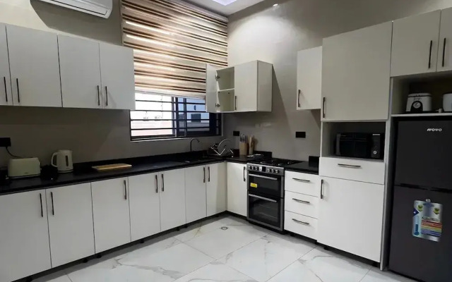 2BR Apartment With Pool and Wifi Near East Airport
