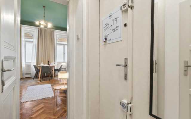 APTs in OLD TOWN PRAGUE by Michal&Friends