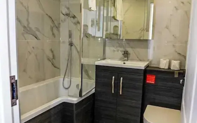Modern 4-Bedroom Home with Free Parking