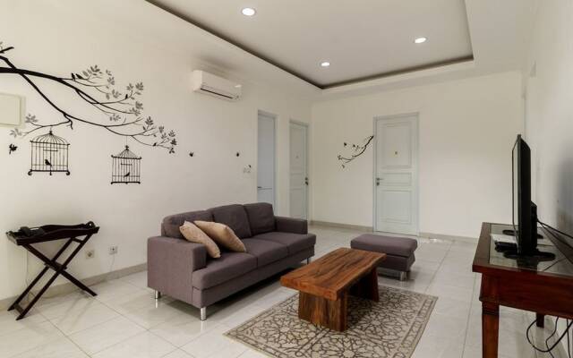 RedDoorz Plus near Exit Toll Puncak 2