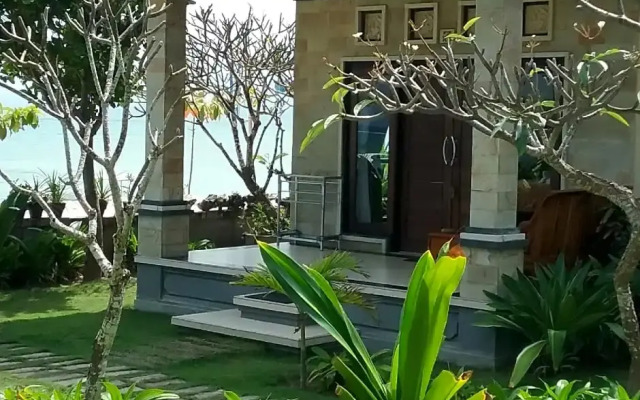 Yogi Beach Bungalow & Restaurant Lembongan