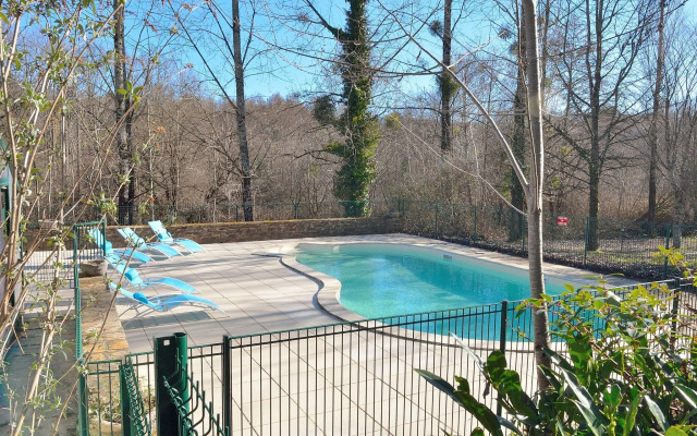 Serene Holiday Home in Cussac with Private Terrace, Barbeque