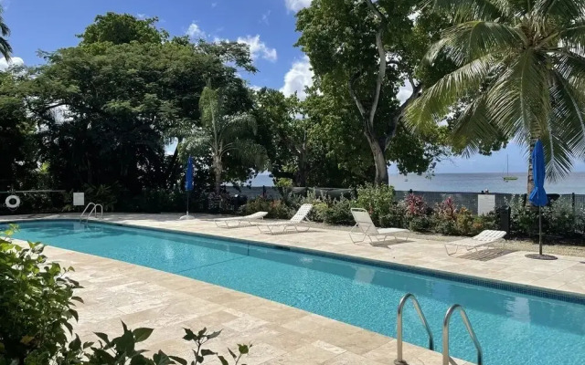 Beachfront luxury modern 2-bed apt with pool by BSL Rentals