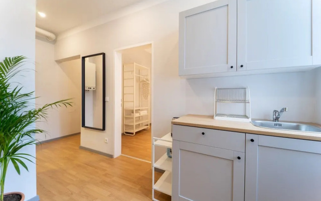 Modern and Spacious Apartment - Close TO Center