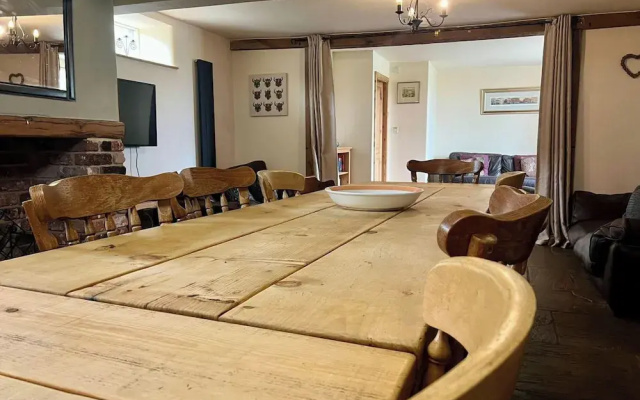 The Holmes Barn - Sleeps 16 - Pet Friendly