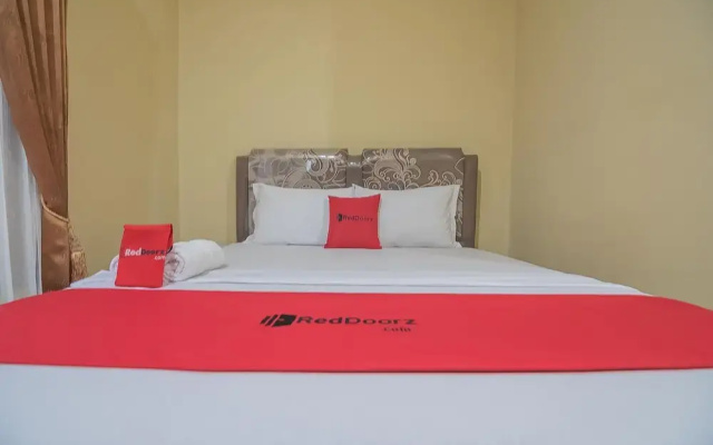 RedDoorz Plus near Syamsudin Noor Airport 3