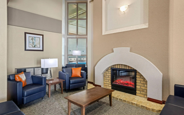 Days Inn & Suites by Wyndham Winkler