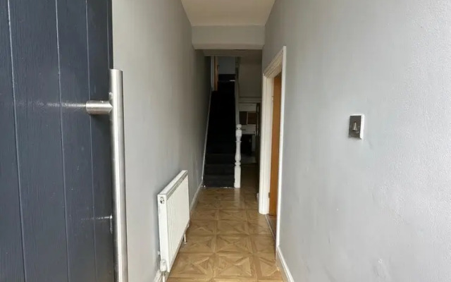 Cozy Manchester House - Stay With Host Onsite