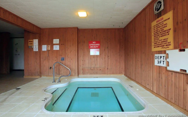 Econo Lodge Inn & Suites