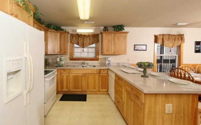 Cedar Falls 8 3 Br cabin by RedAwning