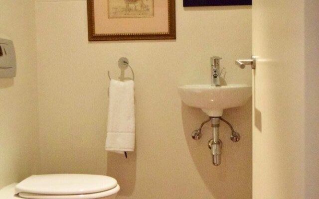 Stylish Apartment with Rooftop Pool & City Views