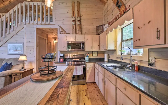 Treetop Hideout w/ Long-range Mountain Views!