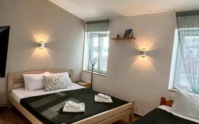 Sereni̇ta Stone House