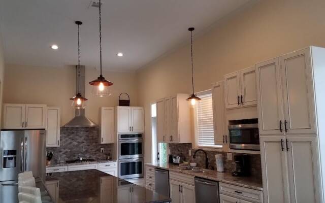 High Tide 7 Bedroom Apartment by BnD