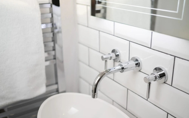 Storrs Hill Sanctuary - Spacious Studio - Stunning Lake Views