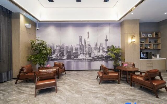 Weiting Hotel (Shanghai People's Square Subway Station Changzheng Hospital Branch)